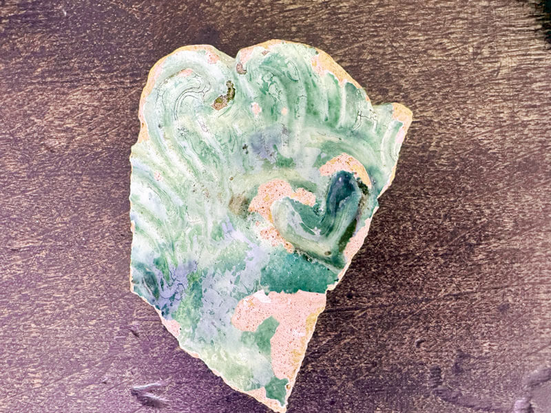 Grün glasiertes Fragment einer Ofenkachel von Burg Angern, Vorderseite